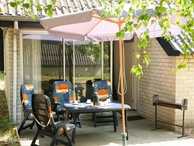 Oberón en Países Bajos, Limburgo, Herkenbosch - bungaló Terraza con muebles de jardín, sombrilla, barbacoa.