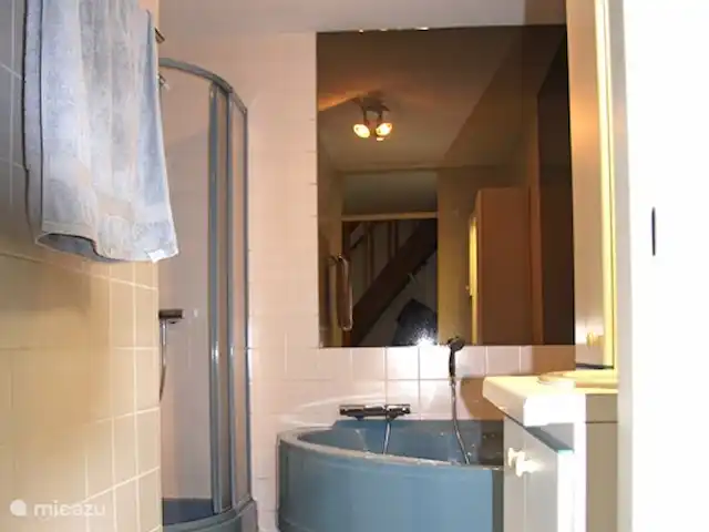 Maison de vacances Markant | Pays-Bas, Frise, Balk - maison de vacances La salle de bain spacieuse avec un bain tourbillon pour 2 personnes, une douche séparée, un lavabo et une combinaison laveuse/sécheuse.