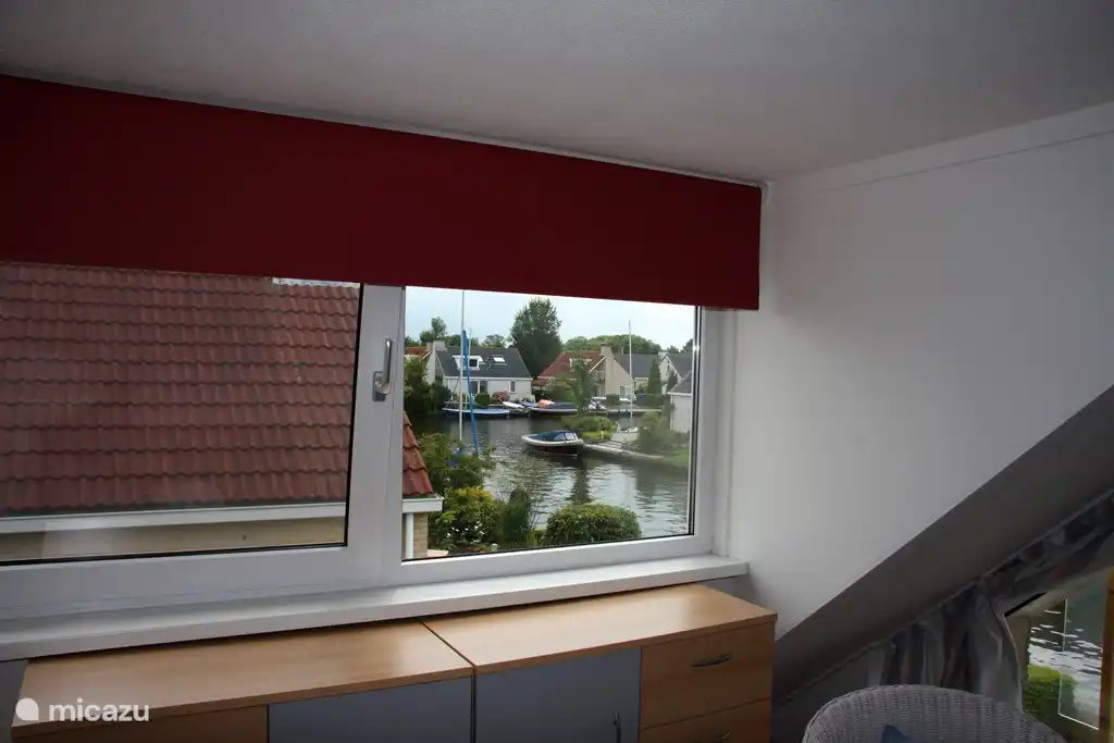 Dit sfeervolle hoekje in de ouderslaapkamer biedt mooi uitzicht op het water.  