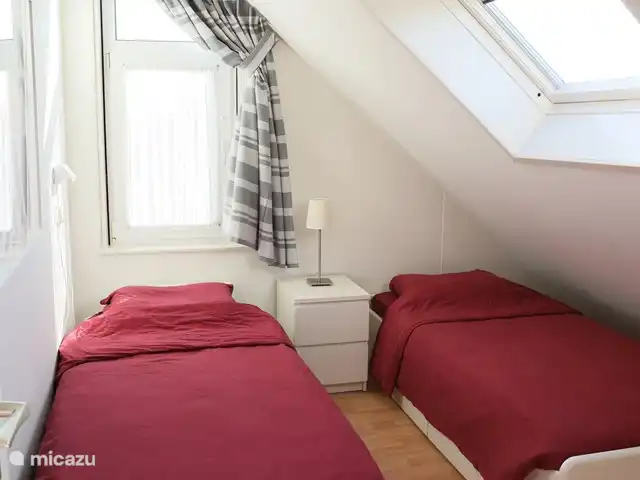 Maison de vacances Markant | Pays-Bas, Frise, Balk - maison de vacances La chambre avec deux lits simples, tiroirs, étendoir avec cintres et lavabo. À votre arrivée, les lits sont déjà faits pour vous !