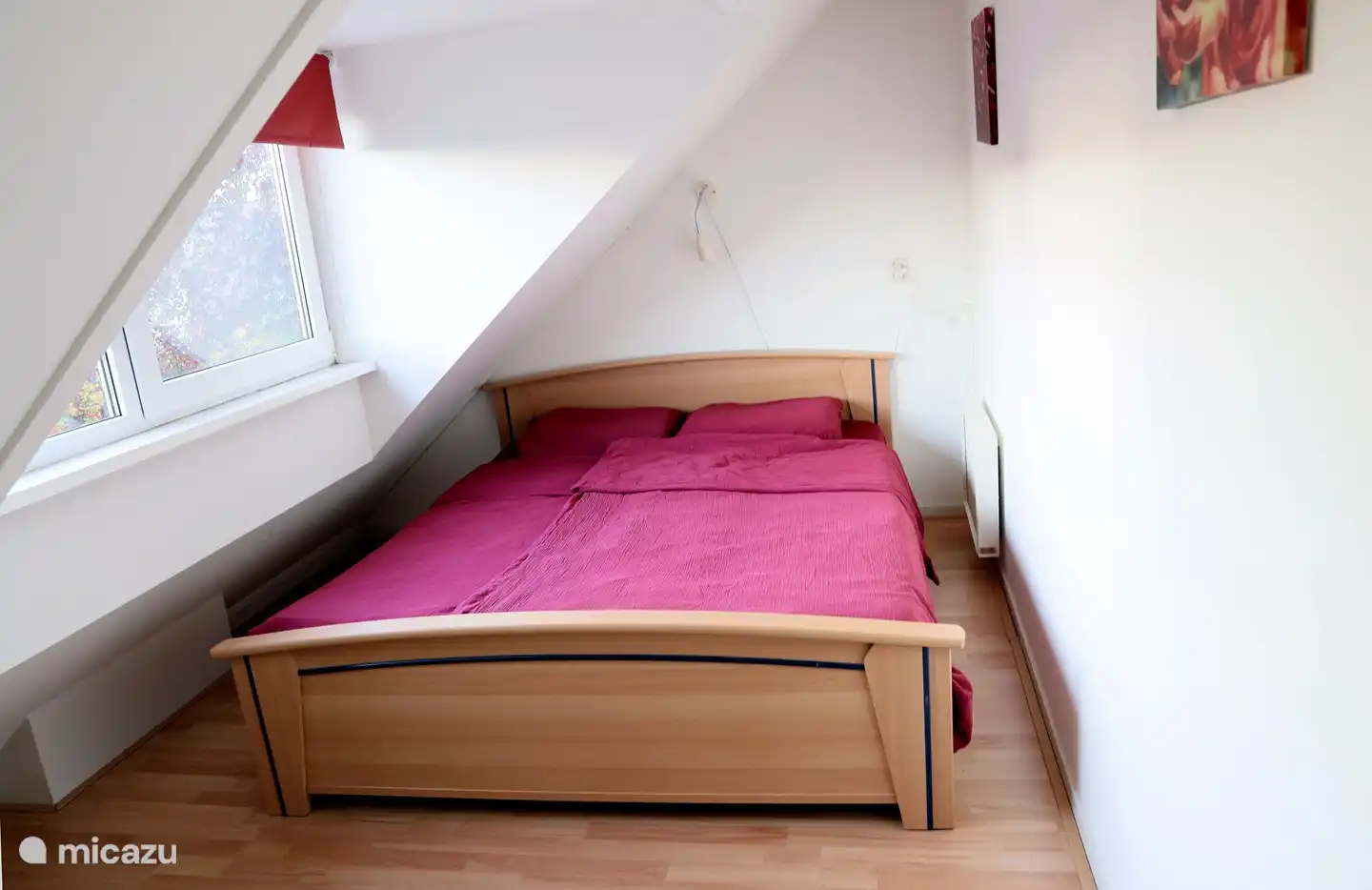 Ruim en comfortabel tweepersoons bed (1.60 x 2.00 m.) en kledingrek met hangers. Een van tevoren opgemaakt bed? Daar zorgen wij graag voor, dan kan uw vakantie meteen beginnen!