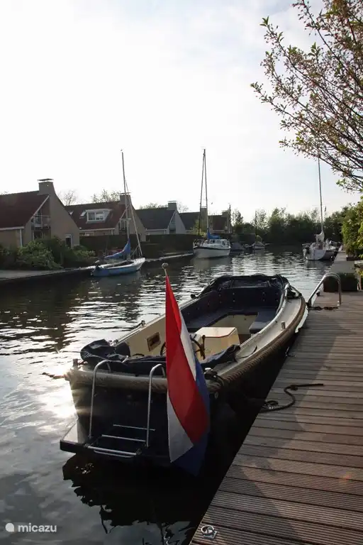 Hier ziet u de 6.30 meter lange sloep met zwemplateau en zwemtrap van de achterzijde. De gezellige rondzit is hier goed te zien.