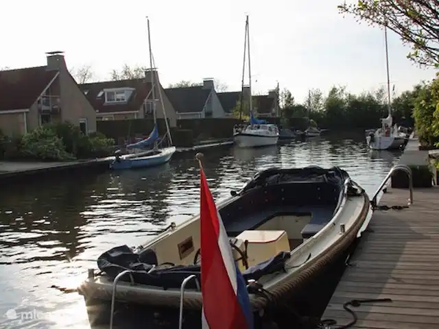 Maison de vacances Markant | Pays-Bas, Frise, Balk - maison de vacances Ici, vous pouvez voir le sloop de 6,30 mètres de long avec plateforme de bain et échelle de bain de l'arrière. Les sièges ronds confortables sont clairement visibles ici.