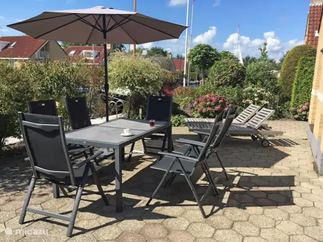 Maison de vacances Markant | Pays-Bas, Frise, Balk - maison de vacances La grande terrasse Sud borde l'eau et dispose également d'une échelle de bain. En raison de la végétation de tous les côtés de cette terrasse, vous avez beaucoup d'intimité. Le soleil brille ici toute la journée et le soir, c'est donc aussi un endroit approprié pour un barbecue (barbecue disponible).