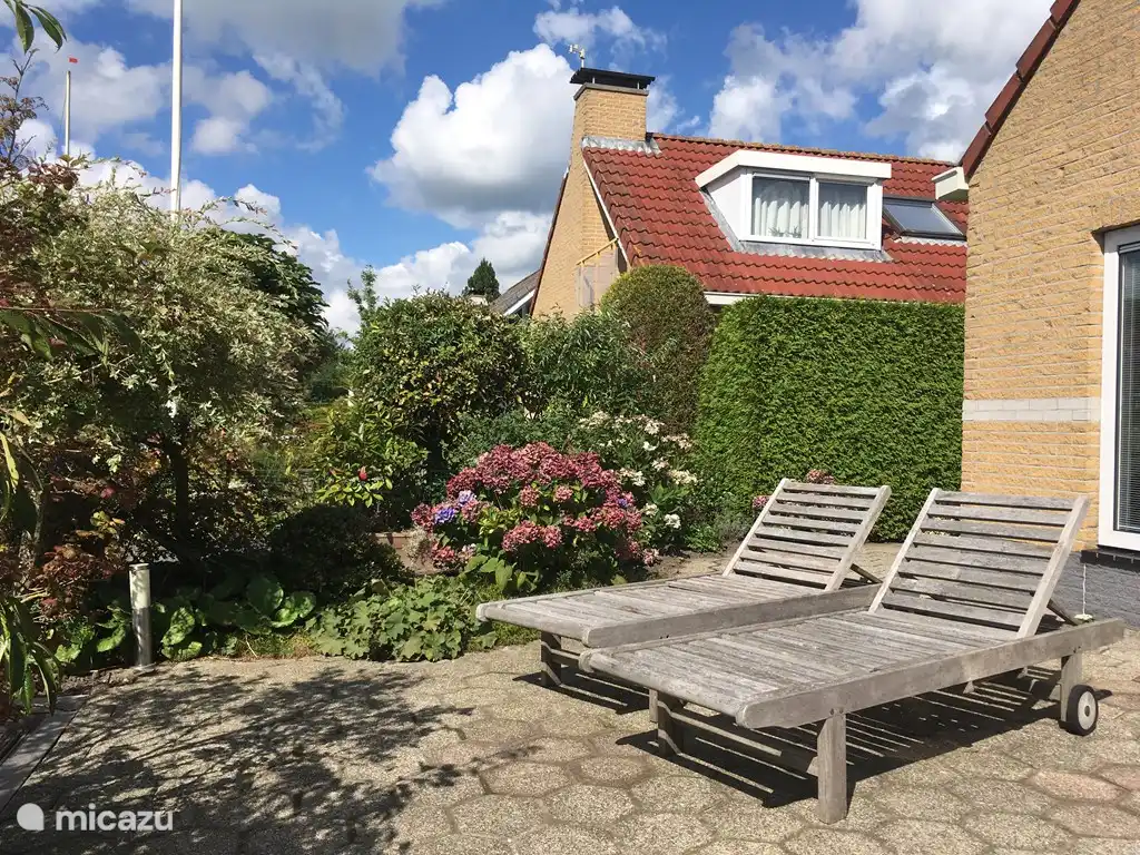 De tuin bloeit overvloedig en uitbundig in het voorjaars- en zomerseizoen. In ieder seizoen weet deze tuin te boeien door interessante begroeiing.