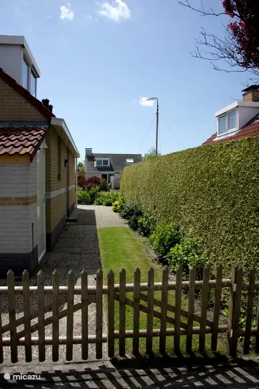 Aan de rustige straatkant is het huis mooi afgehekt. Handig voor kleine kinderen (wel een zwemvestje aandoen, de waterkant is namelijk wel vrij bereikbaar) of voor uw hond. Een kleine boot of surfplank kan door deze poort en vervoerd worden richting onze steiger om te water gelaten te worden. 