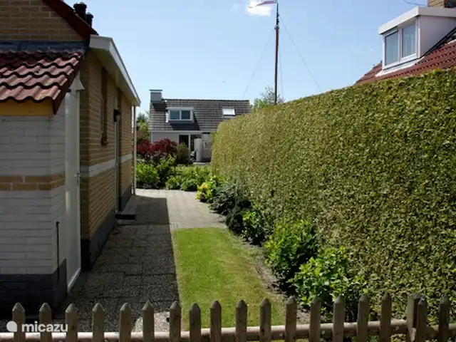 Maison de vacances Markant | Pays-Bas, Frise, Balk - maison de vacances Du côté de la rue calme, la maison est joliment clôturée. Pratique pour les petits enfants (enfilez un gilet de sauvetage, car le front de mer est en accès libre) ou pour votre chien. Un petit bateau ou une planche de surf peut passer par cette porte et être transporté jusqu’à notre jetée pour être mis à l’eau.