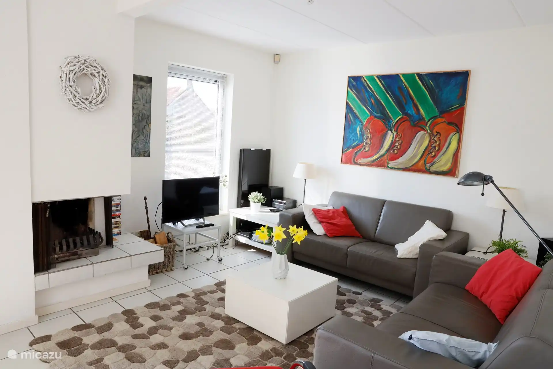 In de mooi ingerichte en lichte woonkamer is het goed toeven. U rust lekker uit op het goed zittende meubilair en u heeft de open haard en flatbed tv vlakbij en natuurlijk zeker ook uw gezellige gezelschap!