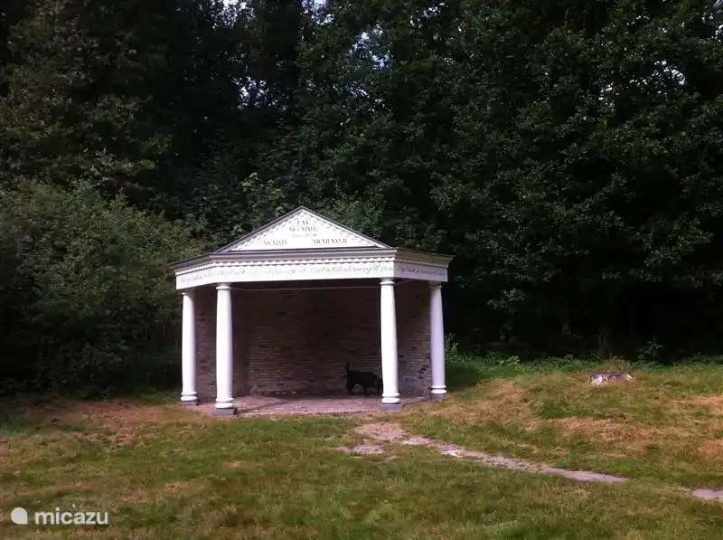 Een klein tempeltje in het bos? Waar kom je dat nog tegen?