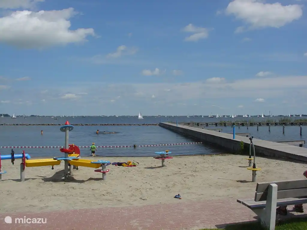 De kinderen kunnen veilig spelen op het strand en zwemmen in het Slotermeer (op loopafstand van bungalowpark Markant).