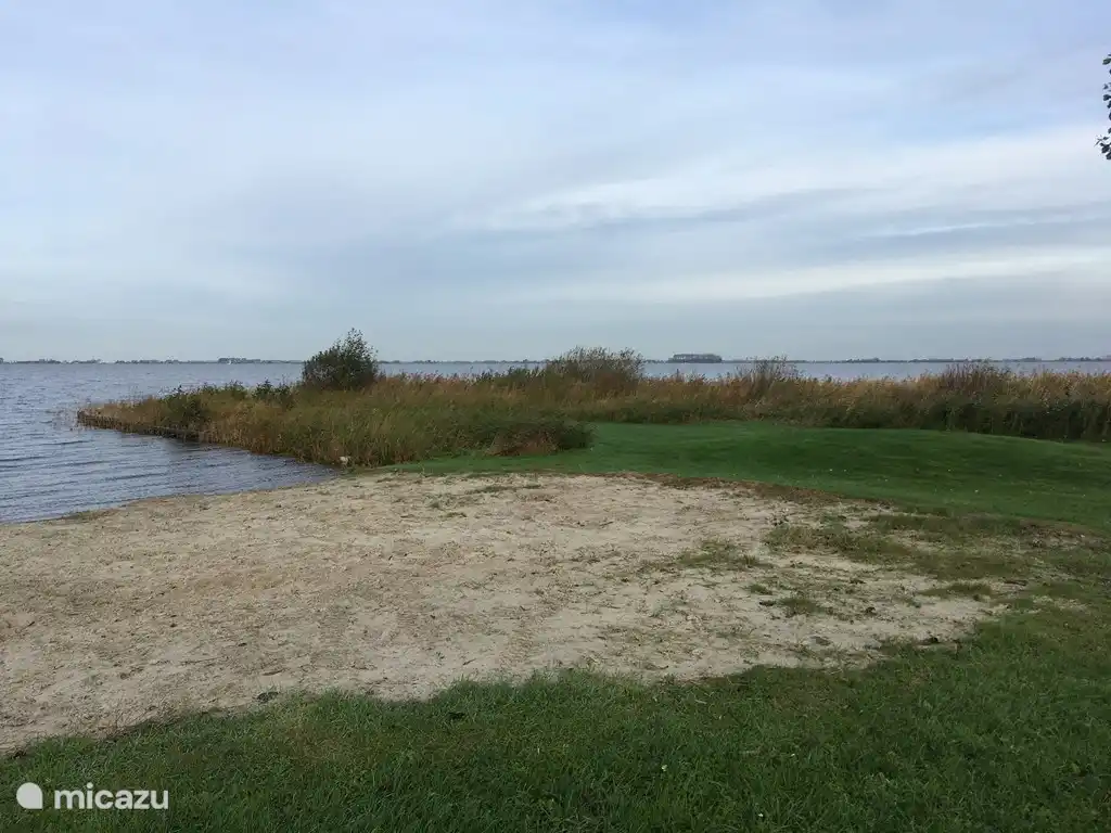 Mooie, rustige strandjes langs het Slotermeer.