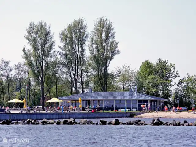 Maison de vacances Markant | Pays-Bas, Frise, Balk - maison de vacances Dans le pavillon de plage 'Badmeester Keimpe' il y a un bon restaurant, une douche, des toilettes et un snack-bar. Il y a aussi une belle aire de jeux, où les petits enfants peuvent jouer sans être dérangés, tandis que les parents profitent de la plus belle terrasse de la Frise avec vue sur le Slotermeer.