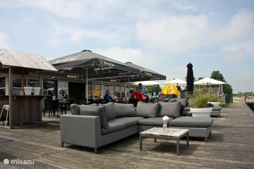Gezellig loungen bij strandpaviljoen 'Badmeester Keimpe' in Balk, op loopafstand van het vakantiehuis.