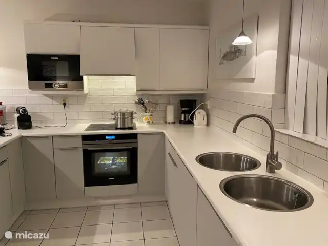 Maison de vacances Markant | Pays-Bas, Frise, Balk - maison de vacances Dans la cuisine ouverte, vous trouverez tout le luxe de la maison : plaques à induction, micro-ondes, four mixte, réfrigérateur avec compartiment congélateur, un lave-vaisselle, une hotte aspirante et une chaudière supplémentaire sous l’évier pour de l’eau chaude rapide.