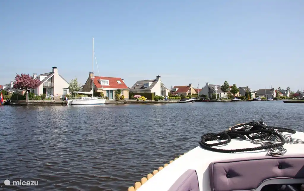 Bungalowpark Markant ligt aan het Slotermeer en van hieruit bent u met de boot, fiets, benewagen of auto zo in het plaatsje Balk. .