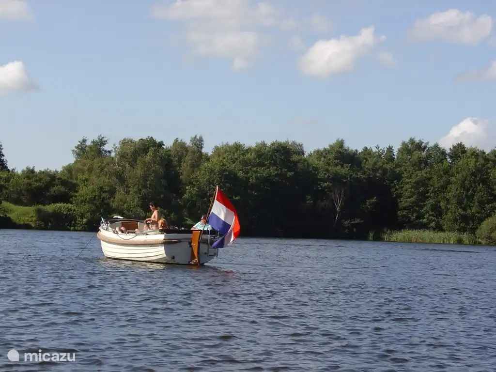 Heerlijk met de sloep over de Luts door de bossen en vervolgens eindigen in een prachtig natuurgebied...