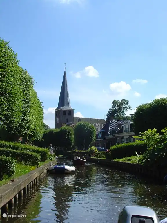 In IJlst is ooit de speelfilm De Kameleon opgenomen en hier  is zo goed als alles nog authentiek, compleet met de bleekveldjes voor de was aan de waterkant. 