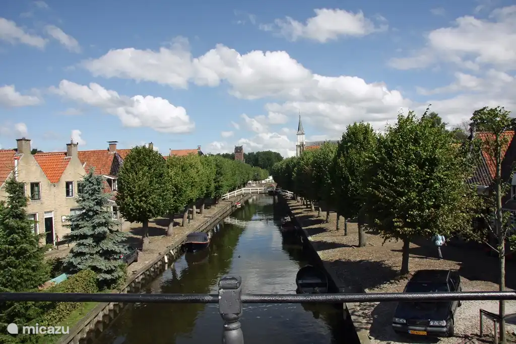 Zicht vanaf de brug op het mooie plaatsje Sloten (ligt aan de andere kant van het Slotermeer).