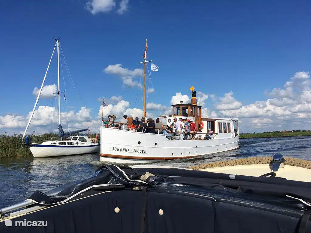 Onderweg met de sloep of zeilboot kom je mooie authentieke boten tegen.
