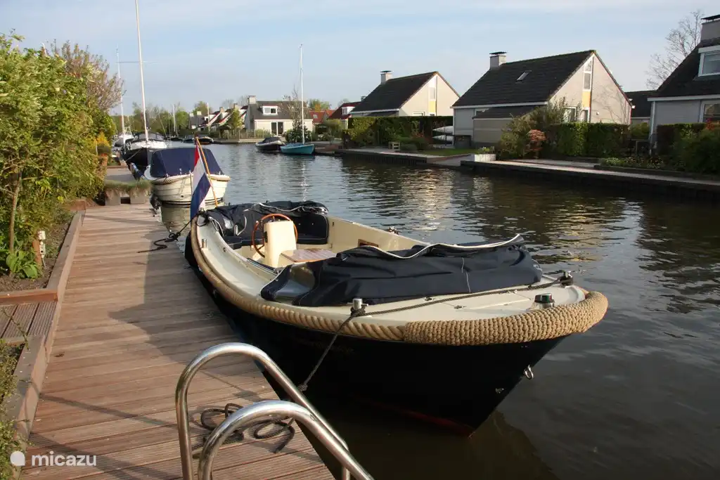 Aan de eigen aanlegsteiger ligt de luxe 8-pers 6.30 meter lange Antaris Spiegelsloep`, die  gehuurd kan worden door zeer ervaren bestuurders van een sloep van deze grootte. 