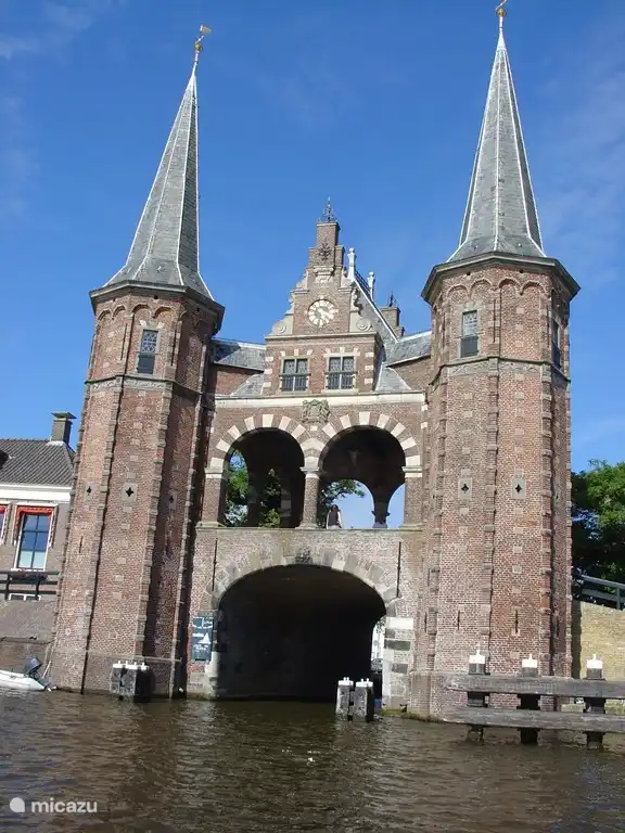 Op een mooie dag is Sneek goed te bevaren en arriveren we eerst bij de mooie en karakteristieke waterpoort.