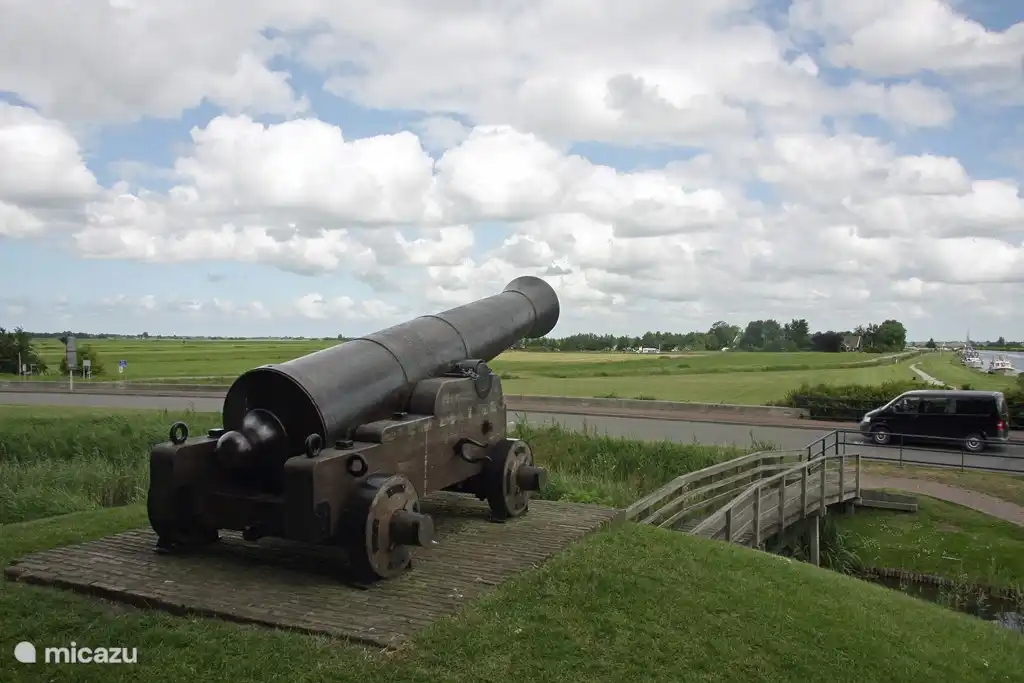 Kanon in Sloten. Iedere vrijdagavond in het zomerseizoen kanon schieten en uitleg!
