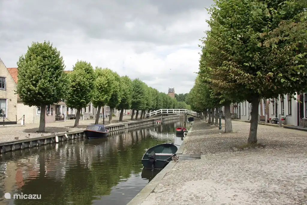 Het mooie authentieke Sloten aan de overkant van het Slotermeer.