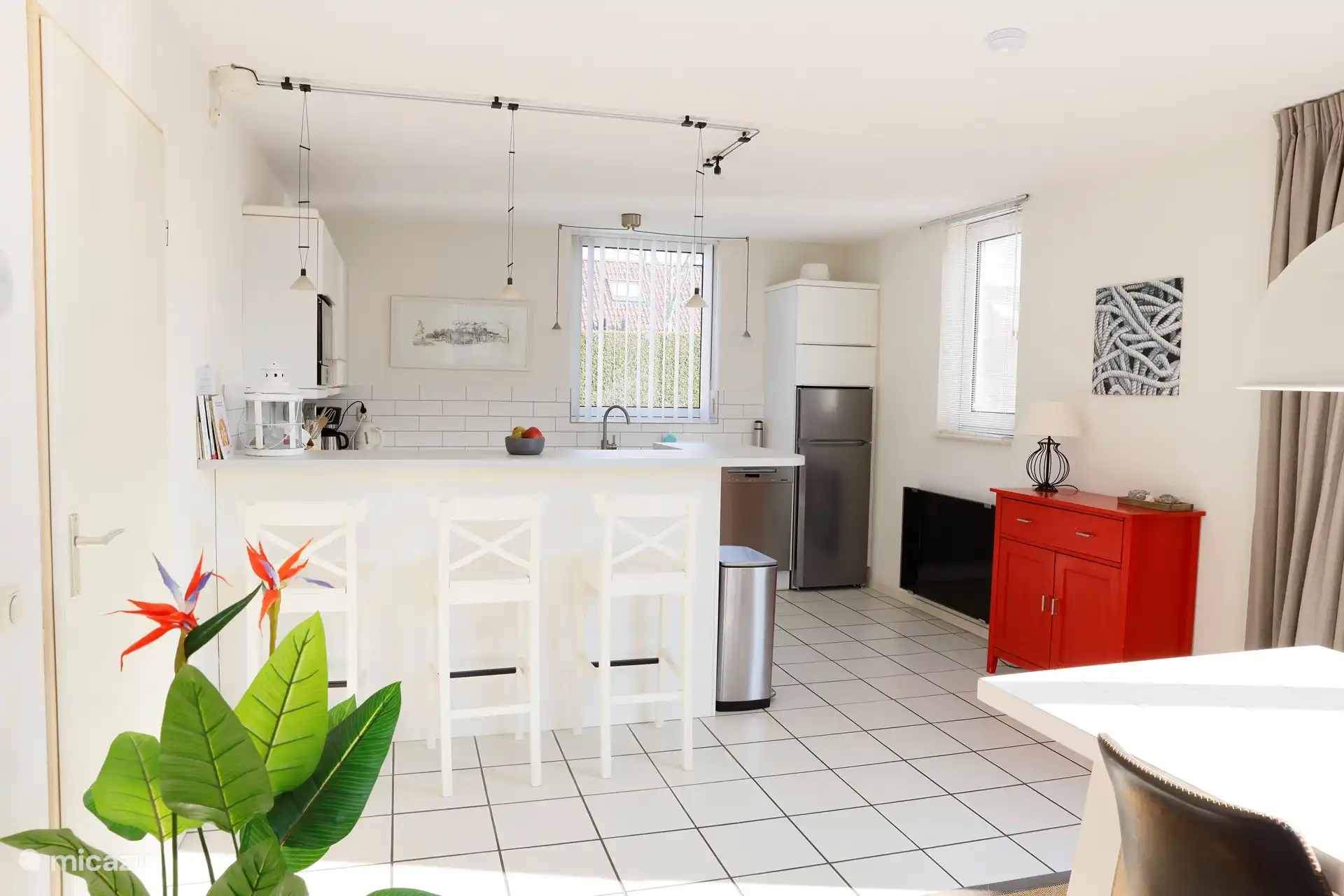 In de ruime open, pas vernieuwde keuken is het goed toeven. In dit ware kookparadijs is alle apparatuur en keukengereedschap aanwezig om snel een lekkere maaltijd te bereiden of lekker aan de kook te gaan. Uw reisgenoten helpen gezellig mee of schuiven gezellig aan op een van de drie barkrukken.