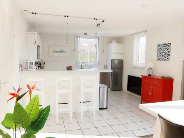 Maison de vacances Markant | Pays-Bas, Frise, Balk - maison de vacances La cuisine spacieuse ouverte et récemment rénovée est un bon endroit. Dans ce véritable paradis de la cuisine, tout l’équipement et les ustensiles de cuisine sont disponibles pour préparer rapidement un repas savoureux ou pour cuisiner. Vos compagnons de voyage vous aideront ou s’installeront sur l’un des trois tabourets de bar.