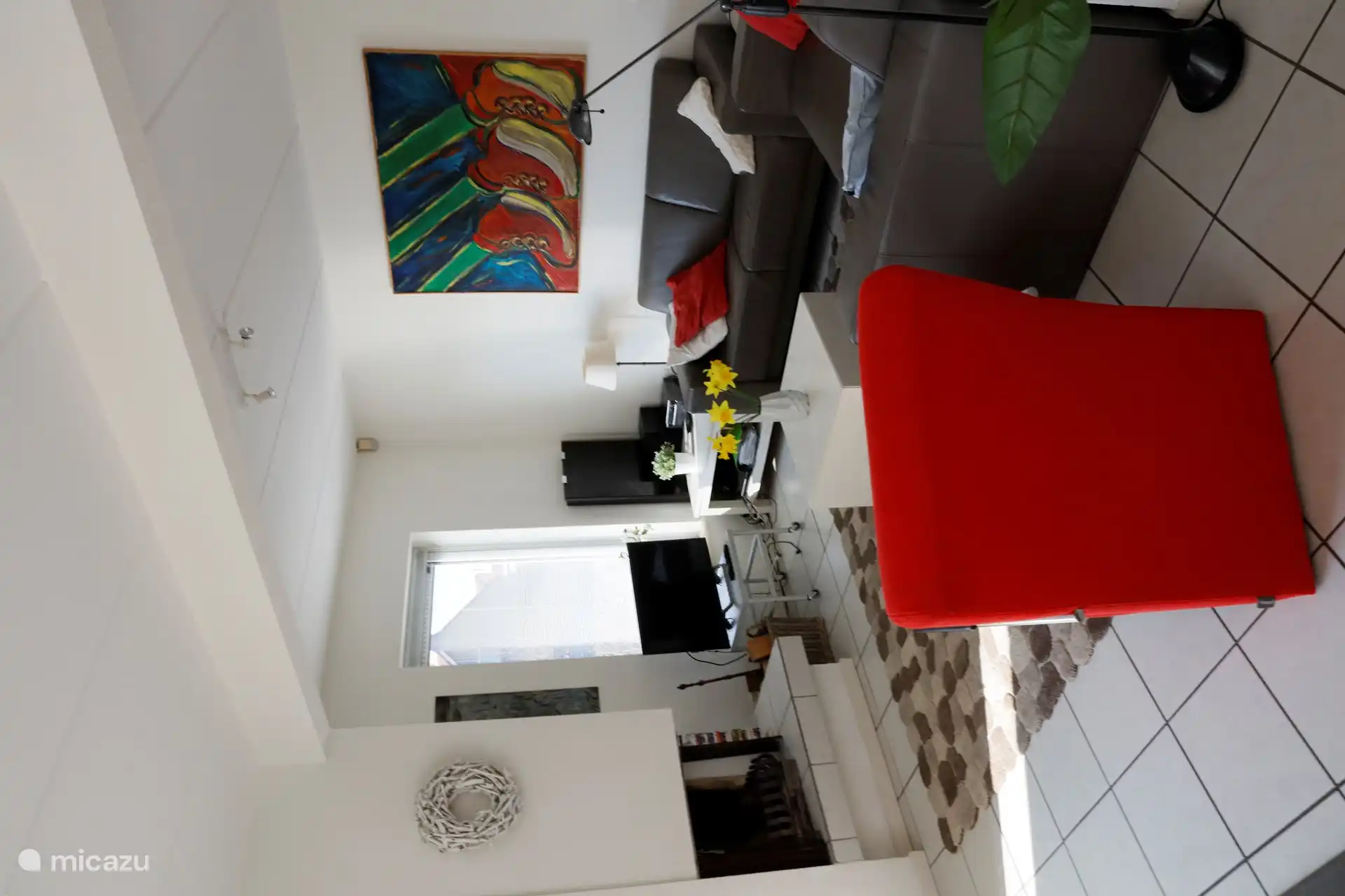 Naast de goed zittende leren banken, is er ook nog een lekkere fauteuil en de nodige eetkamerstoelen om aan te schuiven.