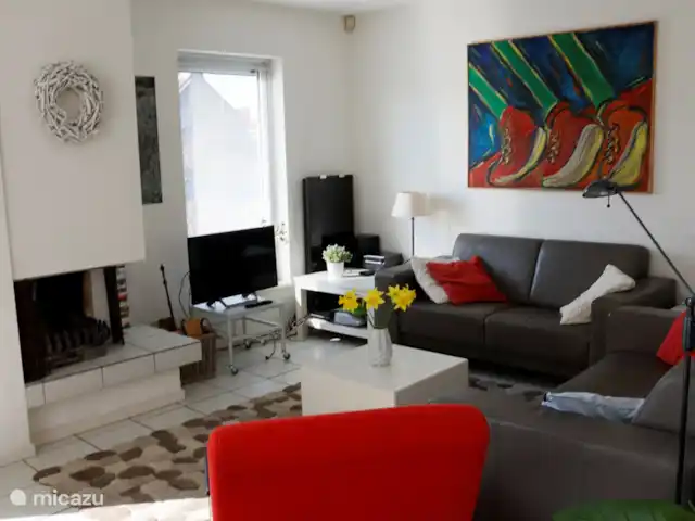 Maison de vacances Markant | Pays-Bas, Frise, Balk - maison de vacances En plus des canapés en cuir bien ajustés, il y a aussi un fauteuil confortable et les chaises de salle à manger nécessaires pour s'asseoir.