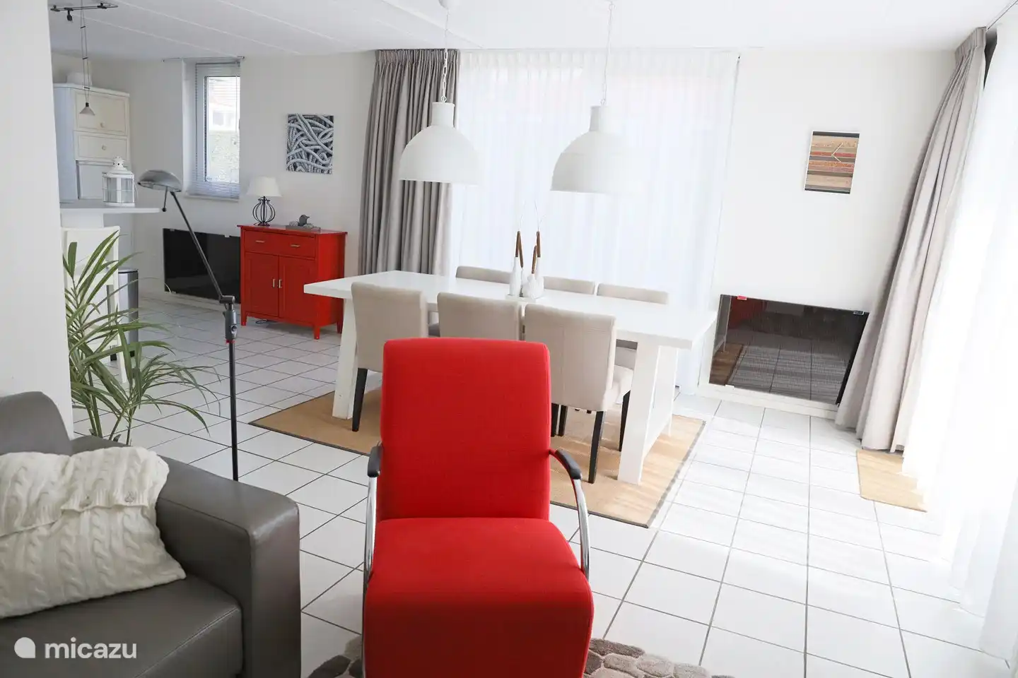 Lichte woonkamer met een gezellige eethoek, waar het goed toeven is.