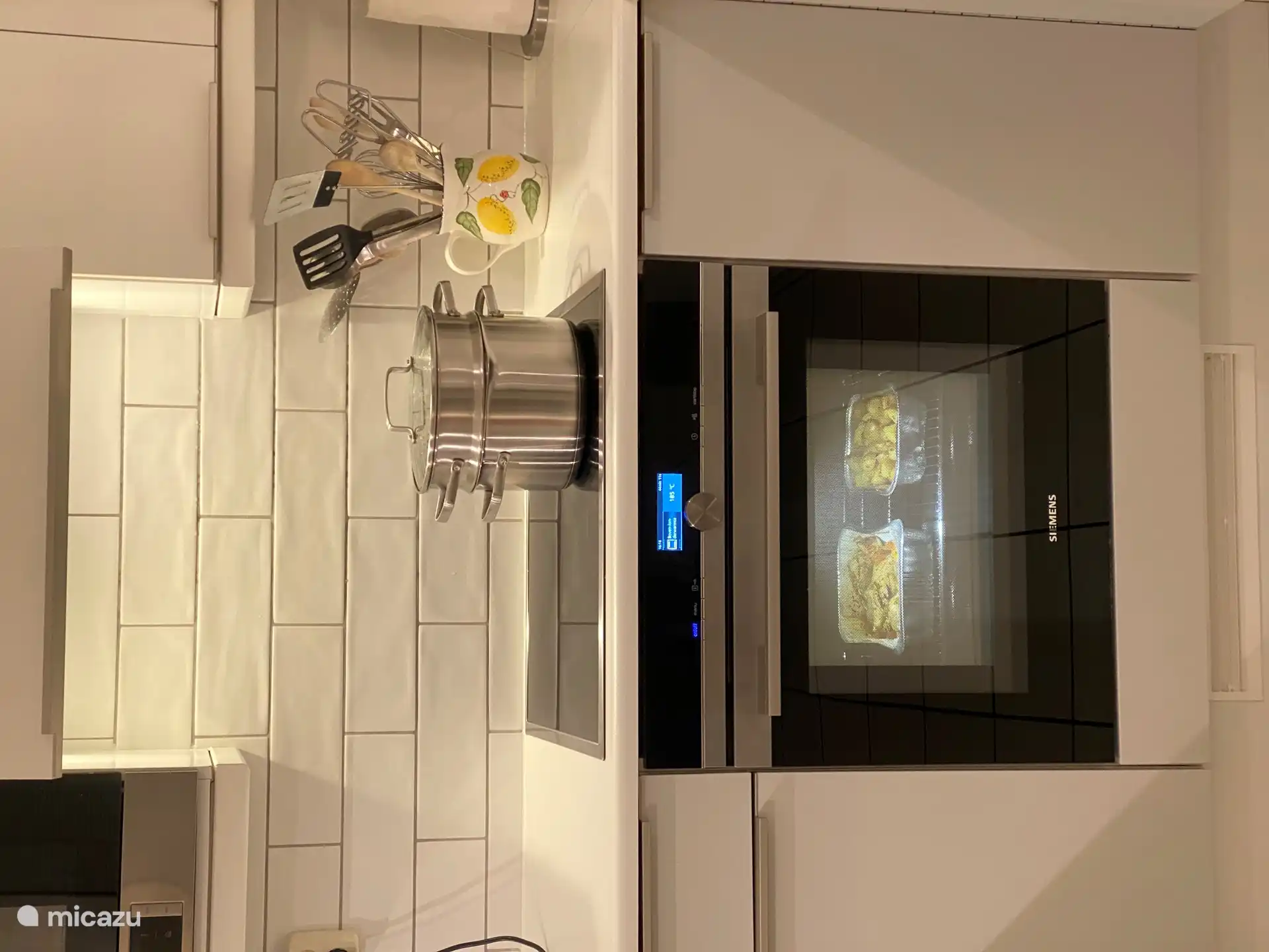 De stoompan staat op het vuur en de ovenschotels zijn bijna klaar in de oven...