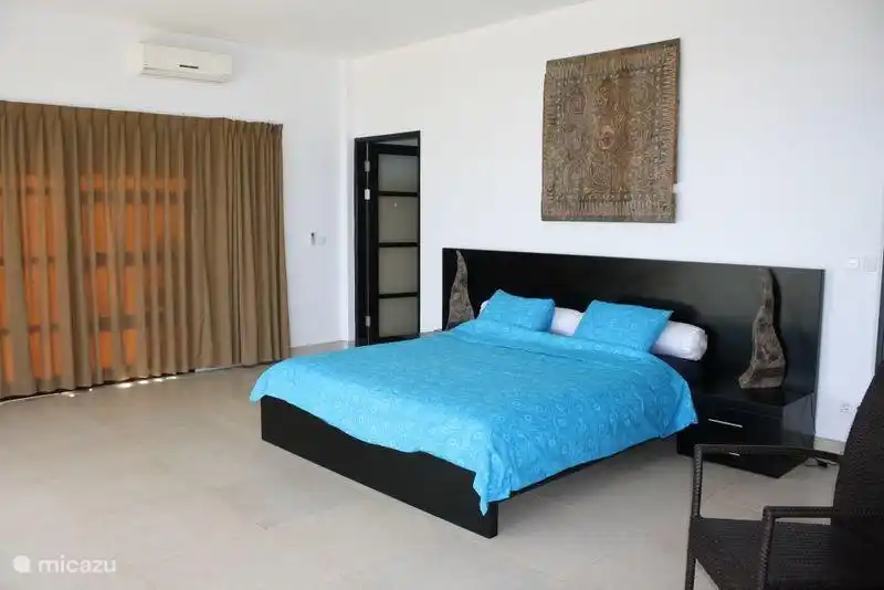 Dies ist das Schlafzimmer auf der rechten Flügels. Auf drei Seiten mit Schiebetüren zur privaten Terrasse, wo auch Ruhebänken. Die deaur geht zum geräumigen Badezimmer.