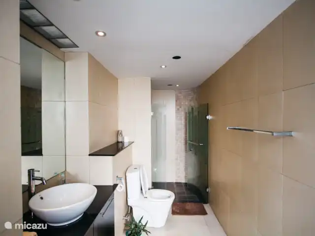 Bali Villa Dunia Seni huren in Indonesië, Bali, Bukti - villa Een van de badkamers