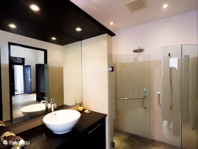 Bali Villa Dunia Seni huren in Indonesië, Bali, Bukti - villa Een van de badkamers.