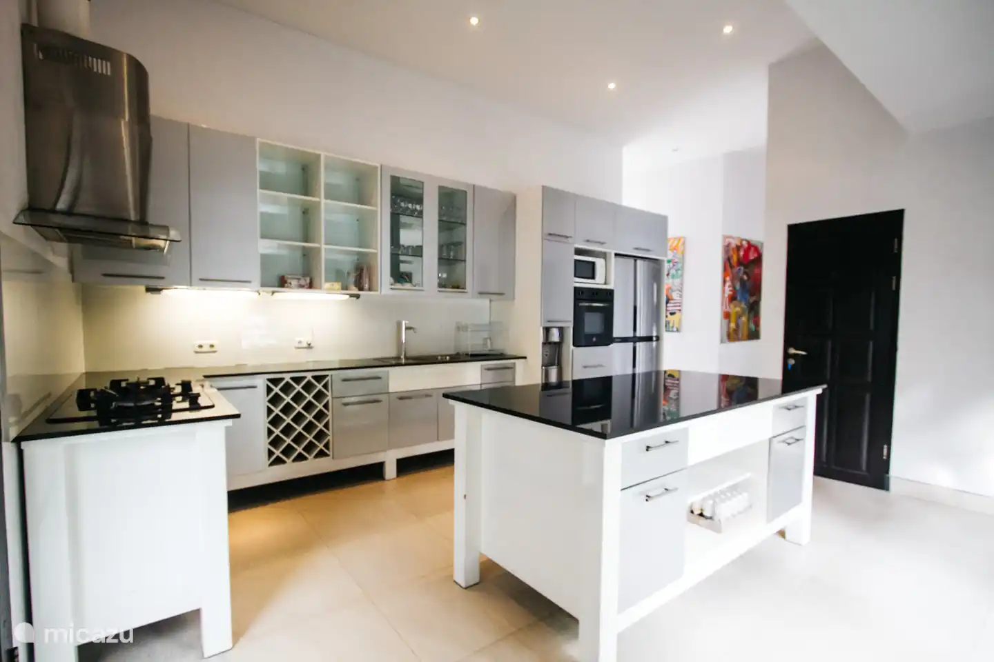 Die Küche und Blick in die Halle.