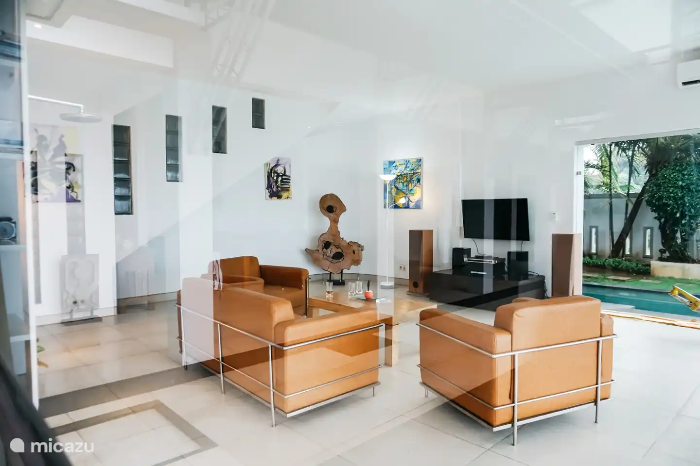 Dies ist das Wohnzimmer, wo man sich entspannen kann eine DVD ansehen und anhören auf eine CD. Der Blick durch die Glasschiebetüren auf den Pool und das Meer.