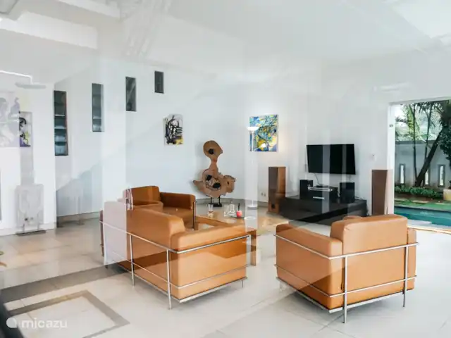Bali Villa Dunia Seni huren in Indonesië, Bali, Bukti - villa Dit is de woonkamer, waar men kan relaxen, een dvd kan bekijken en een CD kan beluisteren. Het uitzicht is via de glazen  schuifdeuren op het zwembad en de zee.