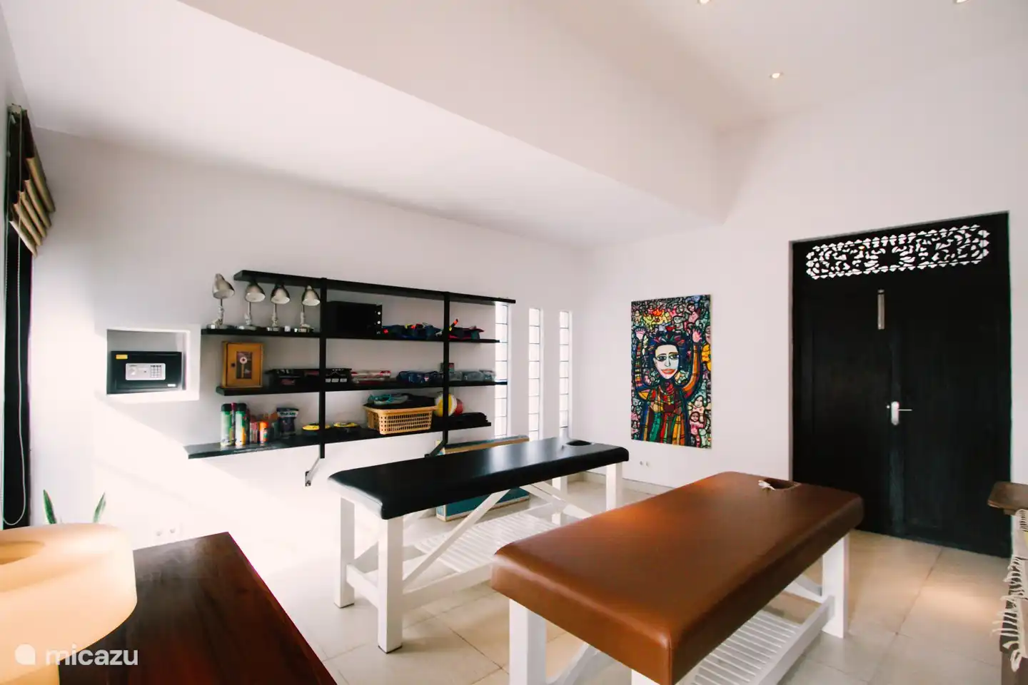 Dies ist der Massageraum. Hier können 2 Personen gleichzeitig massiert werden. Dieses Zimmer kann bei mehr als 10 Gästen in das sechste Schlafzimmer umgewandelt werden.