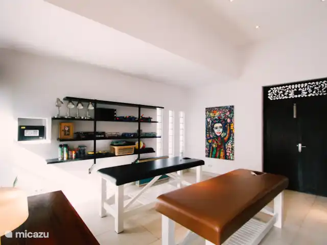 Bali Villa Dunia Seni huren in Indonesië, Bali, Bukti - villa Dit is de massagekamer. Hier kunnen 2 personen tegelijkertijd gemasseerd worden. Deze kamer kan veranderd worden in de zesde slaapkamer in het geval van meer dan 10 gasten.