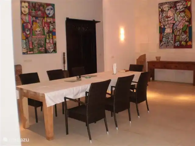 Bali Villa Dunia Seni huren in Indonesië, Bali, Bukti - villa Dit is het overdekte terras annex eetkamer. Door het klimaat verblijft u hier s'avonds het meeste. De tafel is geschikt voor 10 personen en er bevindt zich hier veel kunst. Ventilatoren aan het plafond zorgen voor een koele bries.