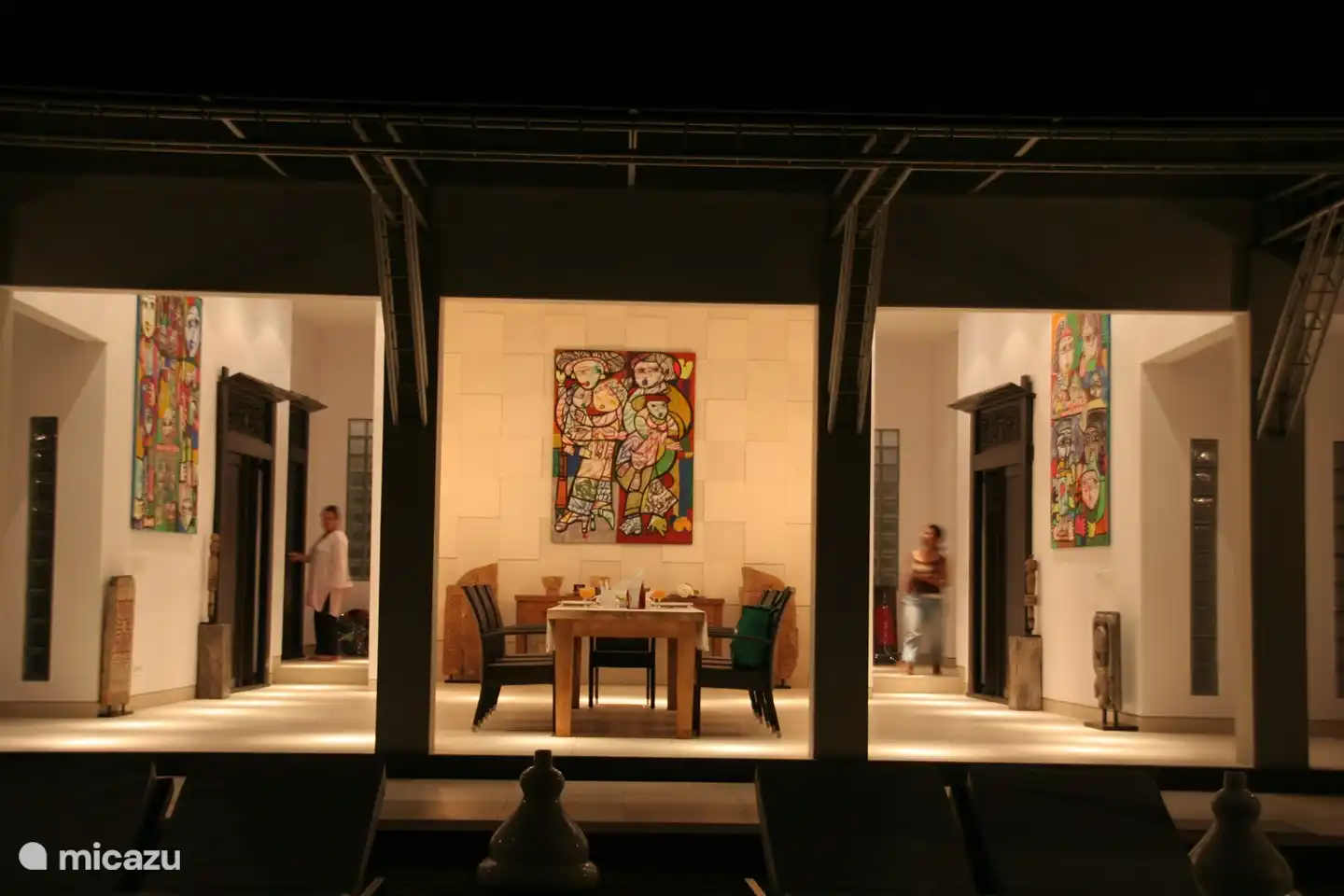 Die Innenterrasse bei Nacht.