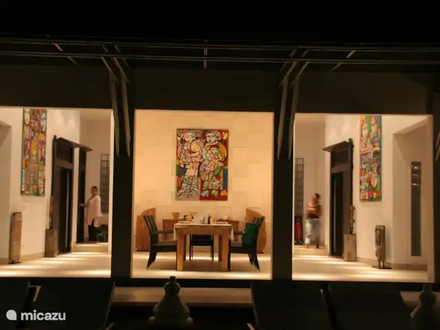 Bali Villa Dunia Seni huren in Indonesië, Bali, Bukti - villa Het binnenterras 's nachts.