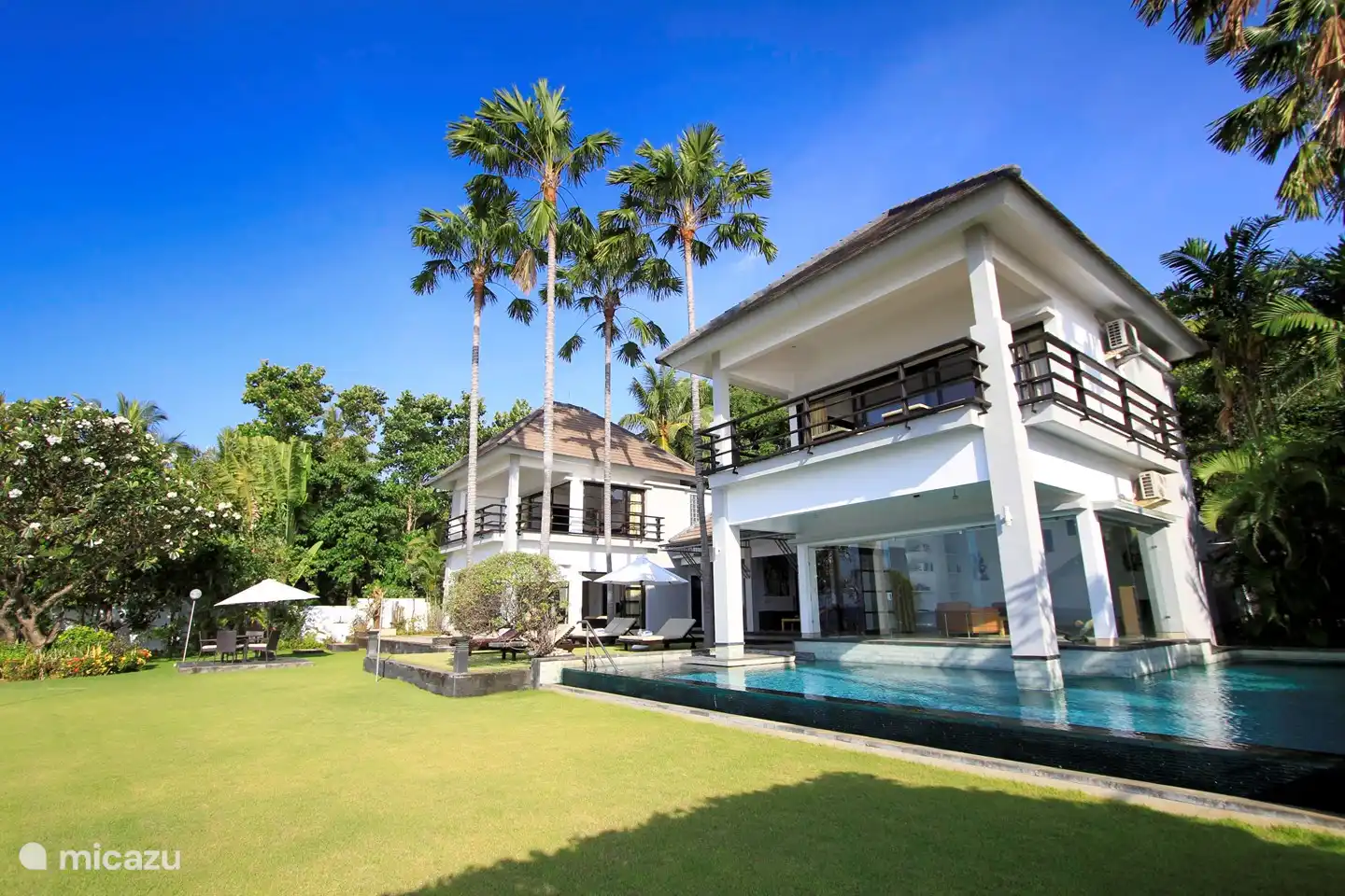 Rückseite, Pool und Wohnzimmer