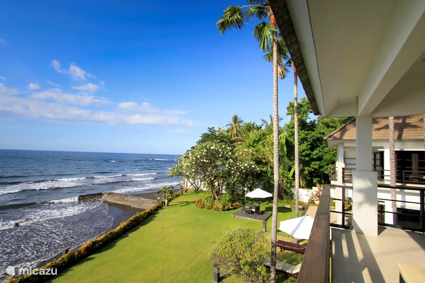 Eng ist der Balkon des oben gezeigten zwei Schlafzimmer mit einem fantastischen Blick auf das Meer. Ein guter Ort für Sie, sich zurückzuziehen und in der Sonne liegen und die Aussicht genießen.