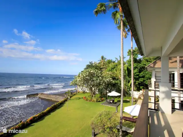 Bali Villa Dunia Seni huren in Indonesië, Bali, Bukti - villa Dut is het balcon van de hierboven getoonde 2 persoons slaapkamer met het fantastische zicht op zee. Een goede plek om je even terug te trekken en liggend van de zon en het uitzicht te genieten.