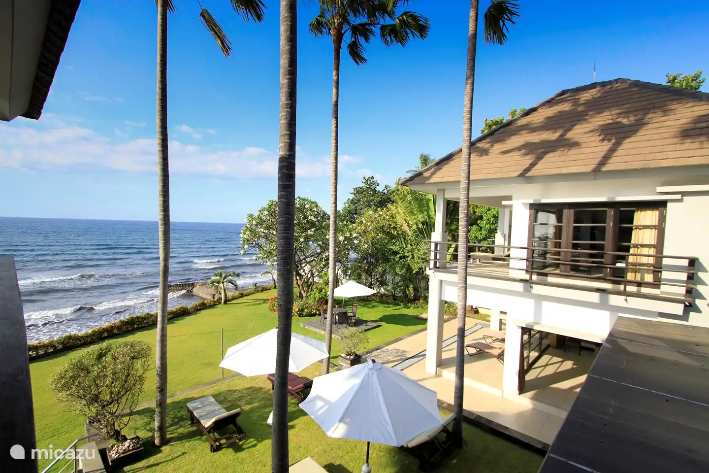 Blick vom Balkon eines der Schlafzimmer im Obergeschoss.