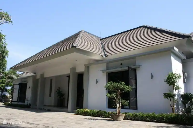 Dies ist die Front des Hauses mit den Türen weit für Balinesen. Jedes Auto kann hier unter dem Carport geparkt werden. Die gesamte Villa ist ummauert und die Ausfahrt auf die Straße auf dieser Seite.