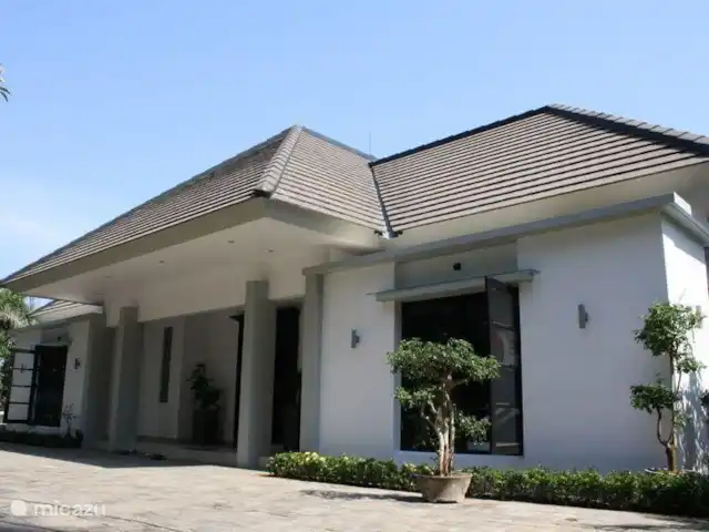 Bali Villa Dunia Seni huren in Indonesië, Bali, Bukti - villa Dit is de voorkant van het huis met de brede Balinese voordeuren. Een eventuele huurauto kan hier geparkeerd worden onder de carport. De hele villa is ommuurd en de uitgang naar de straat is aan deze kant.